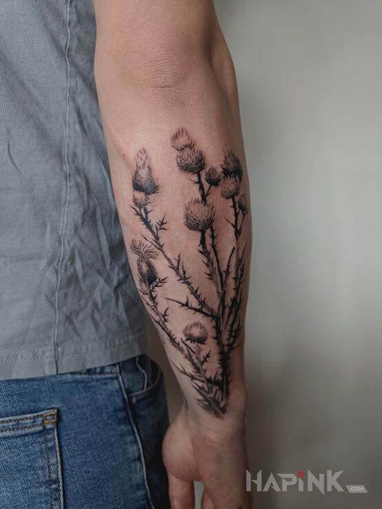 Tattoo Najbardziej męskie kwiaty… czyli oset in floral motif and realistic style on the forearm