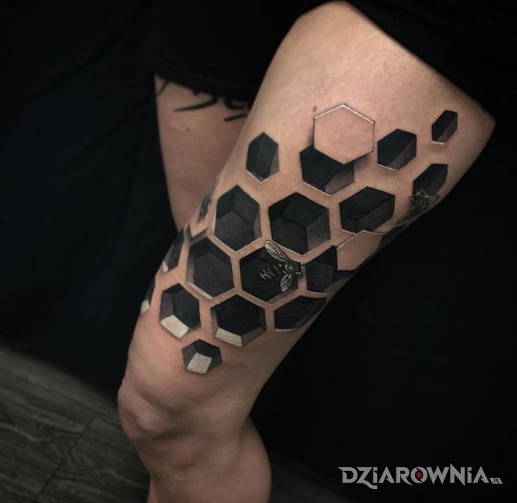 Tatuaż ul w motywie 3D i stylu realistyczne na nodze