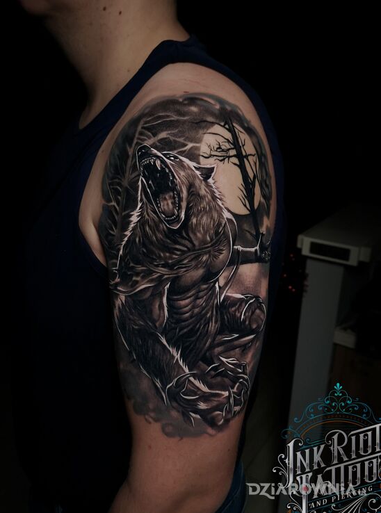 Tatuaż wilkołak w motywie czarno-szare i stylu realistyczne na ramieniu