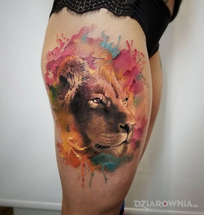 Tatuaż dumny lew w motywie kolorowe i stylu watercolor na nodze