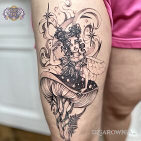 Tatuaż Porcelanowa lalka na udzie motyw: postacie styl: graficzne / ilustracyjne