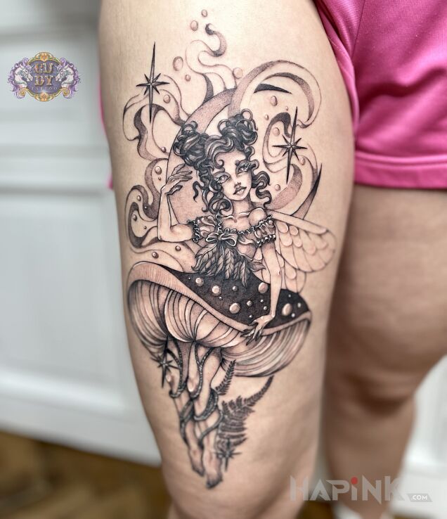 Tattoo Porcelanowa lalka in characters motif and graphic / illustrative style on the thigh
