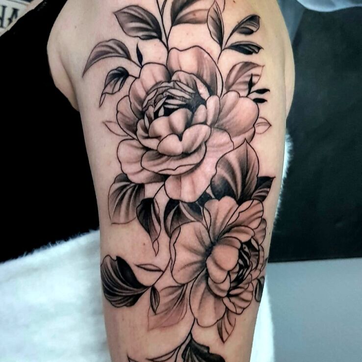 Tatuaż kompozycja kwiatowa na biceps w motywie czarno-szare i stylu kontury / linework na ręce