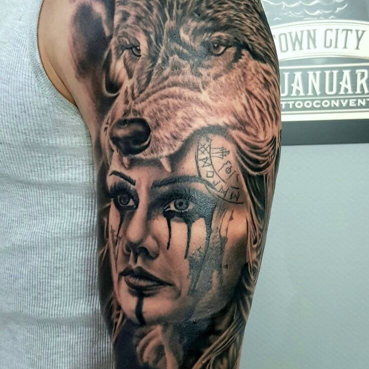 Tatuaż kobieta z wilkiem w motywie twarze i stylu realistyczne na bicepsie