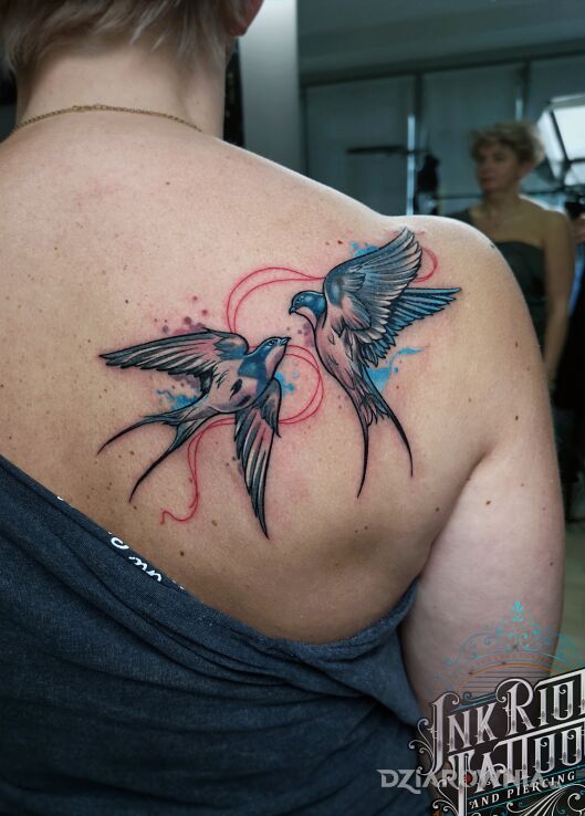 Tatuaż jaskółeczki w motywie zwierzęta i stylu watercolor na łopatkach