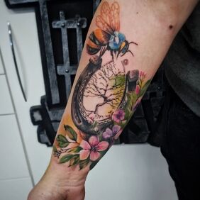 Tatuaż Szczęśliwy tatuaż na przedramieniu motyw: kolorowe styl: realistyczne