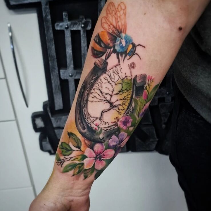 Tatuaż szczęśliwy tatuaż w motywie kwiaty i stylu szkic na ręce