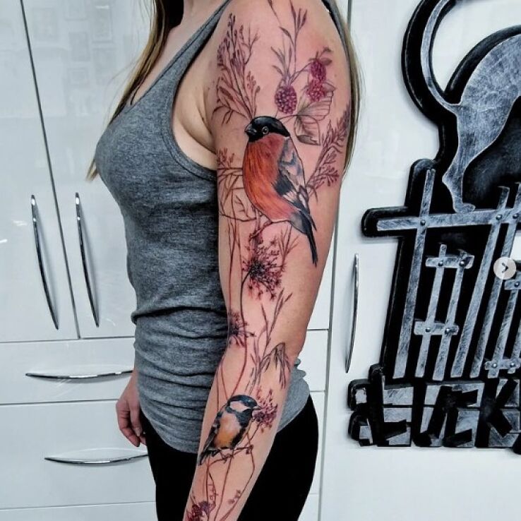 Tatuaż ptaki polskie sikorka i gil w motywie kwiaty i stylu graficzne / ilustracyjne na bicepsie