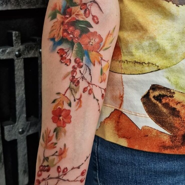 Tatuaż dzika róża w motywie natura i stylu watercolor na ręce