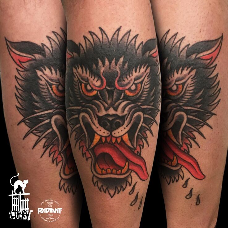 Tatuaż wilk w motywie zwierzęta i stylu oldschool na nodze
