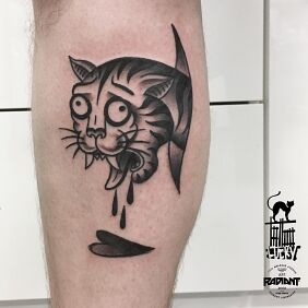 Tatuaż Bleeh na miłość na łydce motyw: czarno-szare styl: oldschool