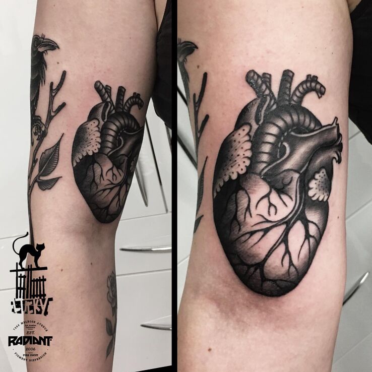 Tatuaż serce w motywie czarno-szare i stylu oldschool na ręce