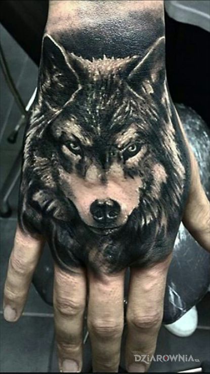 Tatuaż mocne w motywie zwierzęta i stylu realistyczne na dłoni