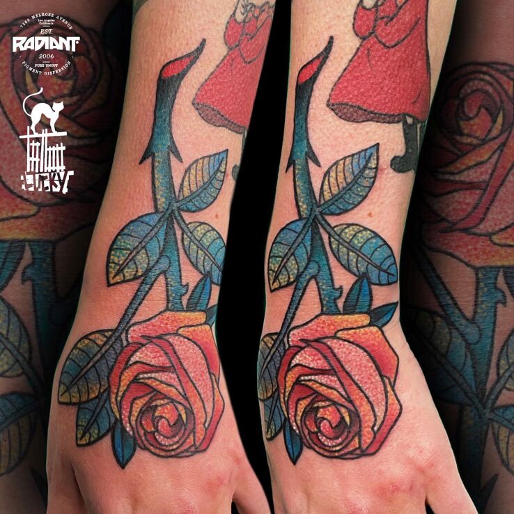 Tatuaż różą w motywie kwiaty i stylu graficzne / ilustracyjne na ręce