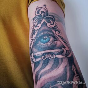 Tatuaż Element rękawa - tatuaż nie miał na celu zakrycia starej opaski, stanowi część konpozycji. na ręce motyw: cover up styl: realistyczne