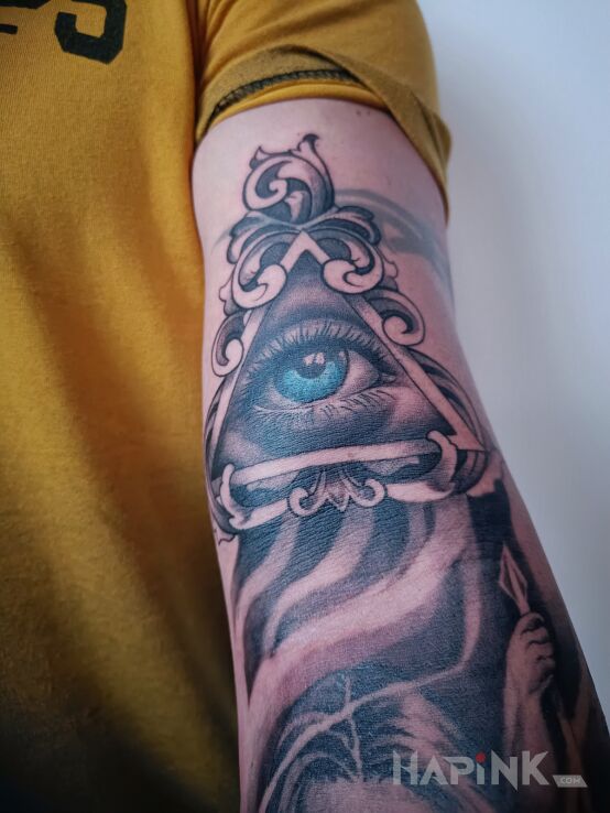 Tattoo Element rękawa - tatuaż nie miał na celu zakrycia starej opaski, stanowi część konpozycji. in cover-up motif and realistic style On the arm