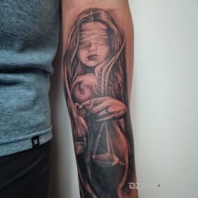 Tatuaż Temida - ślepa sprawiedliwość na przedramieniu motyw: postacie styl: realistyczne