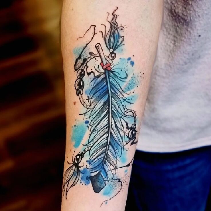 Tatuaż piórko w motywie ornamenty i stylu watercolor na ręce