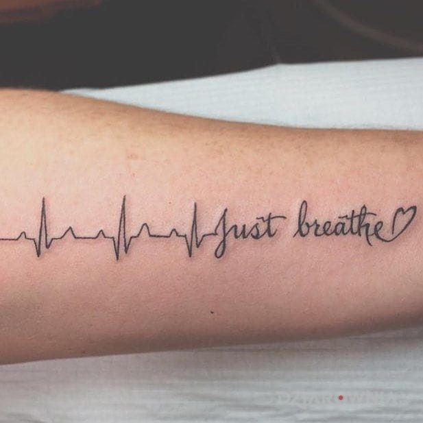 Tatuaż napis z sercem w motywie napisy na przedramieniu