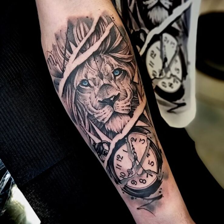 Tatuaż lew i zegar w motywie zwierzęta i stylu kontury / linework na ręce