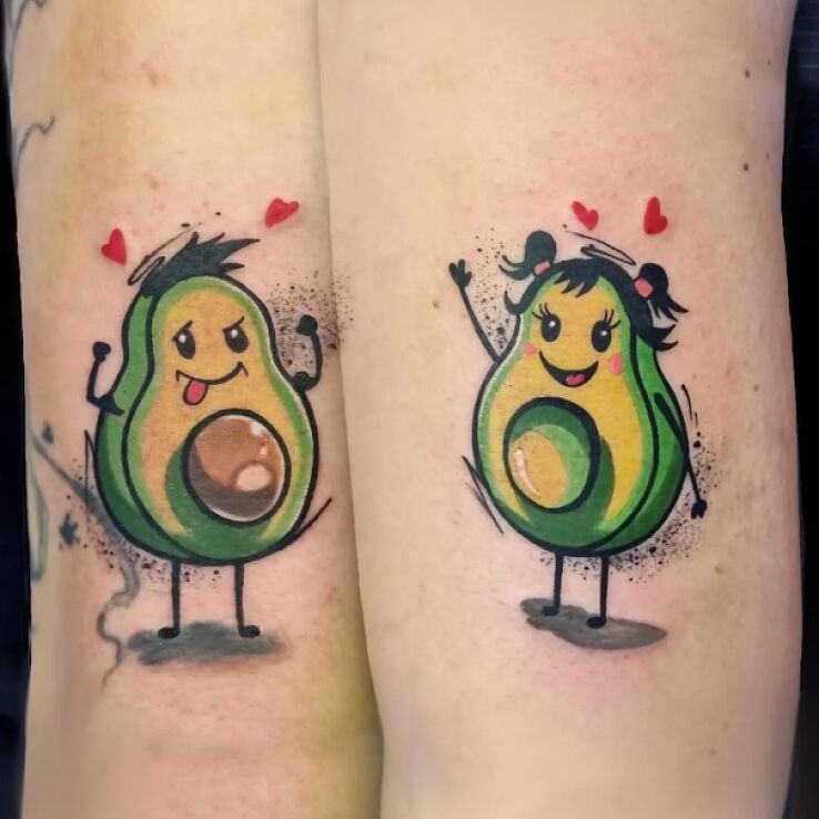 Tatuaż połówki avocado w motywie kolorowe i stylu graficzne / ilustracyjne na przedramieniu