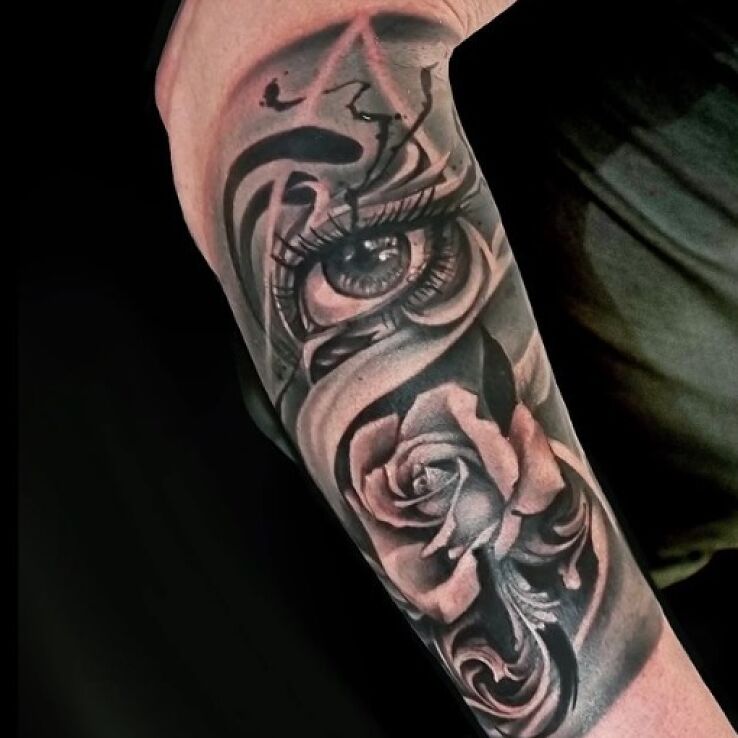 Tatuaż oko i róża w motywie czarno-szare i stylu graficzne / ilustracyjne na ręce