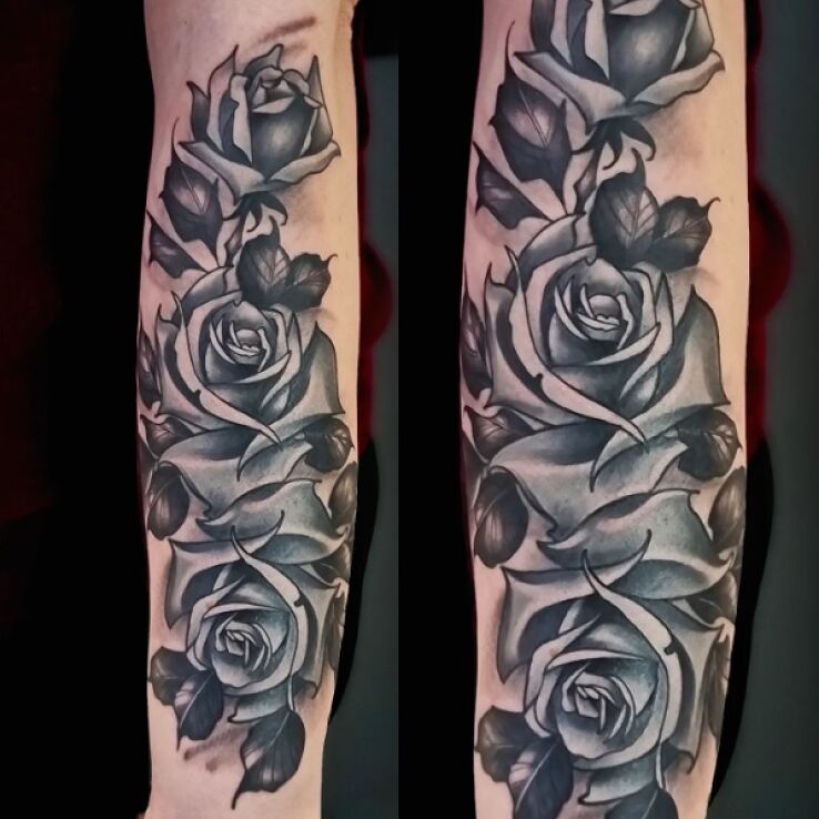 Tatuaż kompozycja różana w motywie florystyczne i stylu neotradycyjne na ręce