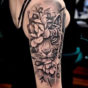 Tattoo Tigress on the upper arm motif: animals style: realistic