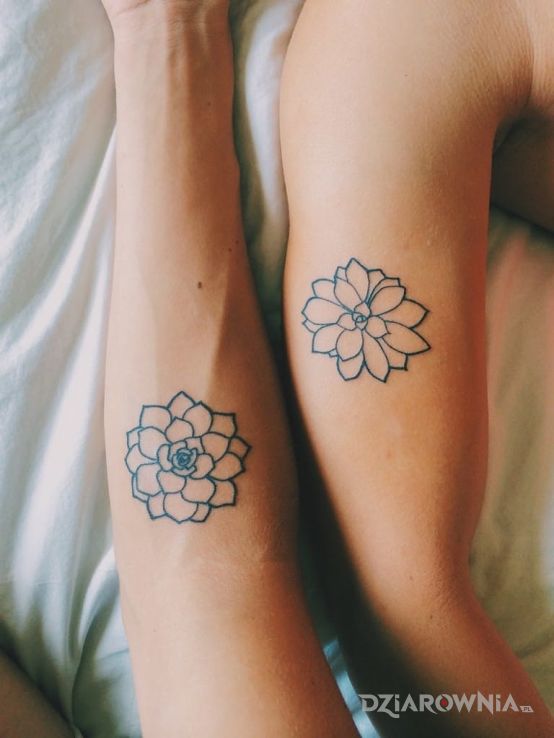 Tatuaż dwa kwiaty w motywie miłosne na przedramieniu