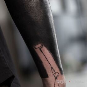 Tatuaż Malowanie na przedramieniu motyw: śmieszne styl: blackwork / blackout