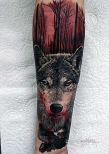 Tatuaż czerwona sonia w motywie zwierzęta na przedramieniu