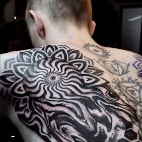 Tatuaż Mandala męska na plecy na łopatkach motyw: czarno-szare styl: abstrakcyjne