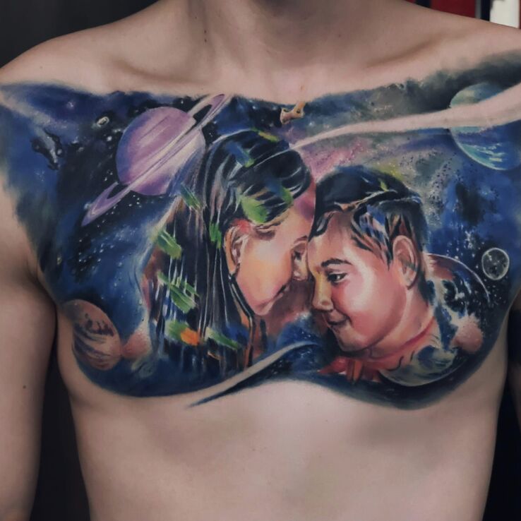Tatuaż kosmos żona i syn w motywie miłosne i stylu abstrakcyjne między piersiami