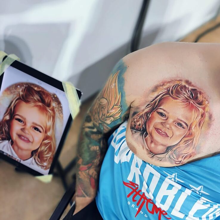 Tatuaż portret córki w motywie miłosne i stylu realistyczne na piersiach