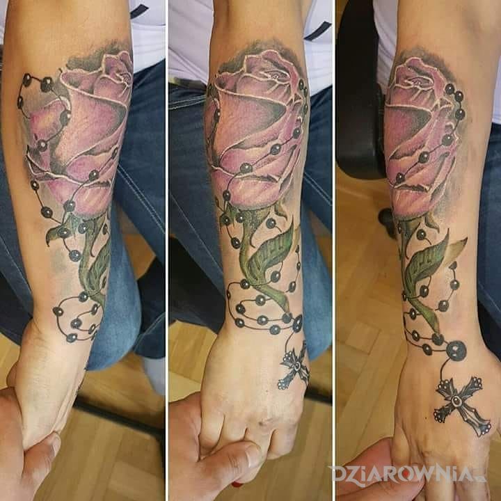 Tatuaż róża opleciona różańcem w motywie kwiaty na przedramieniu