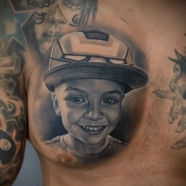 Tatuaż portret syna w motywie miłosne i stylu realistyczne na piersiach