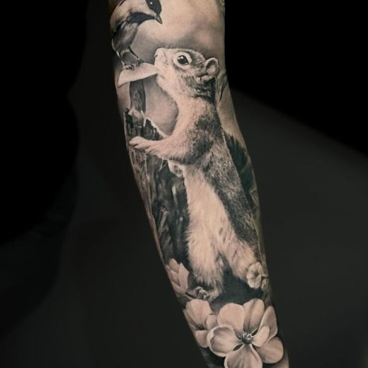 Tatuaż wiewiórka w motywie zwierzęta i stylu realistyczne na ręce