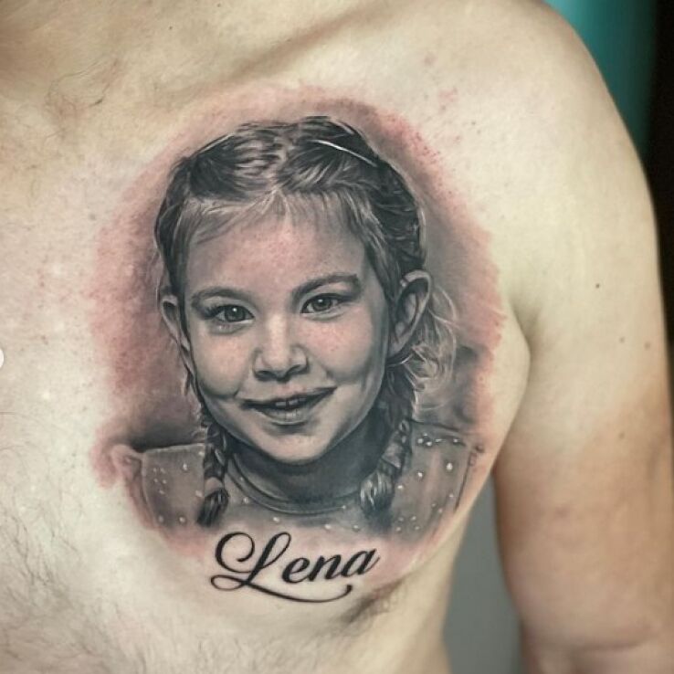 Tatuaż portret leny w motywie postacie i stylu realistyczne na piersiach
