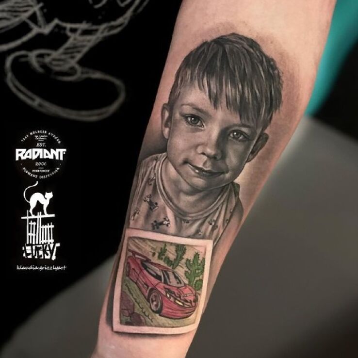 Tatuaż portret synka w motywie pozostałe i stylu realistyczne na przedramieniu
