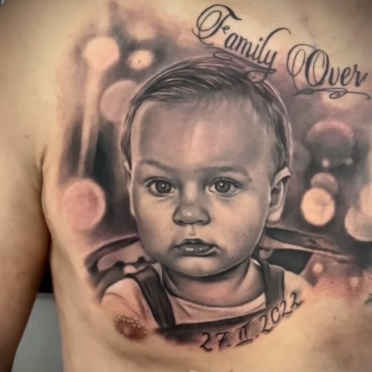Tatuaż portret synka w motywie miłosne i stylu realistyczne na piersiach