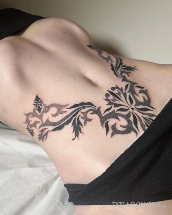 Tatuaż ozdoba brzucha w motywie ornamenty i stylu abstrakcyjne na brzuchu
