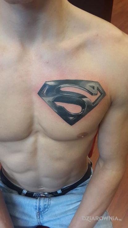 Tatuaż superman w motywie 3D na klatce