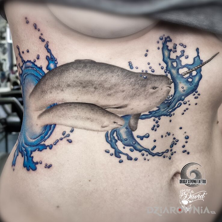 Tatuaż narwal - ostatni jednorożec w motywie zwierzęta i stylu watercolor pod piersiami (underboob)