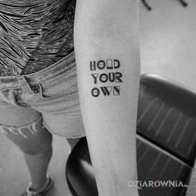 Tatuaż Hold your own na przedramieniu motyw: napisy