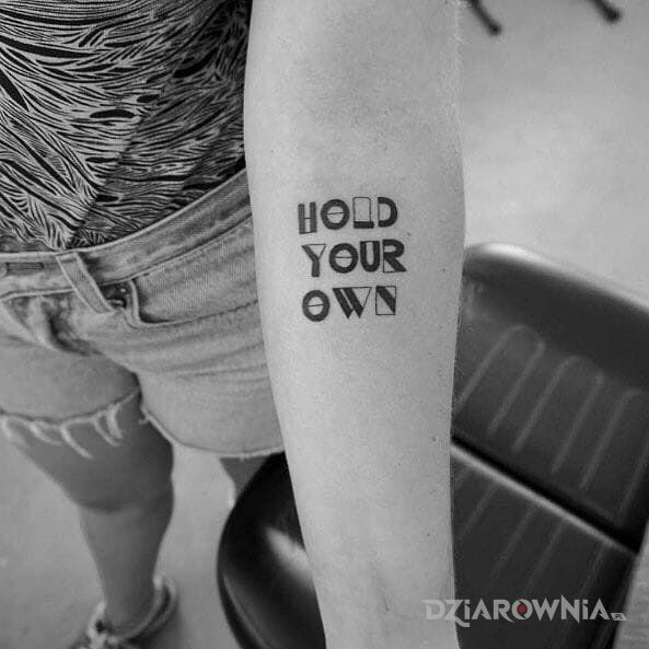 Tatuaż hold your own w motywie napisy na przedramieniu