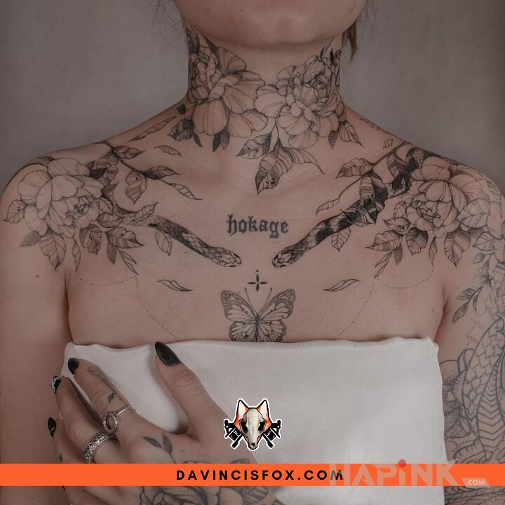 Tattoo @davincisfox Delikatny tatuaż damski w stylu fineline w Da Vinci's Fox Tattoo in lettering motif and graphic / illustrative style on the chest