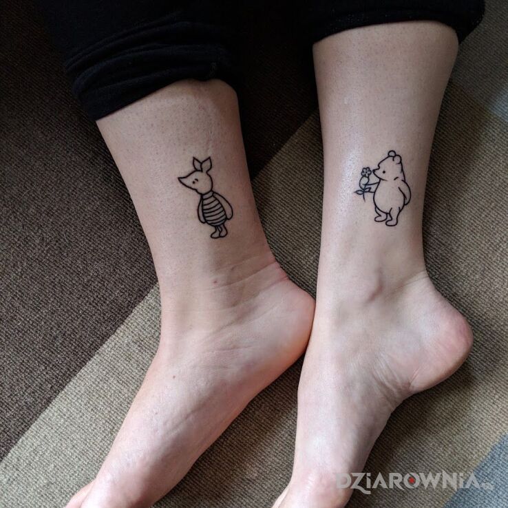 Tatuaż Puchatek i Prosiaczek w motywie postacie i stylu kontury / linework na nodze