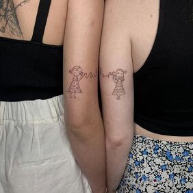 Tatuaż Słuchaj kochana 😂 na ręce motyw: czarno-szare styl: kontury / linework