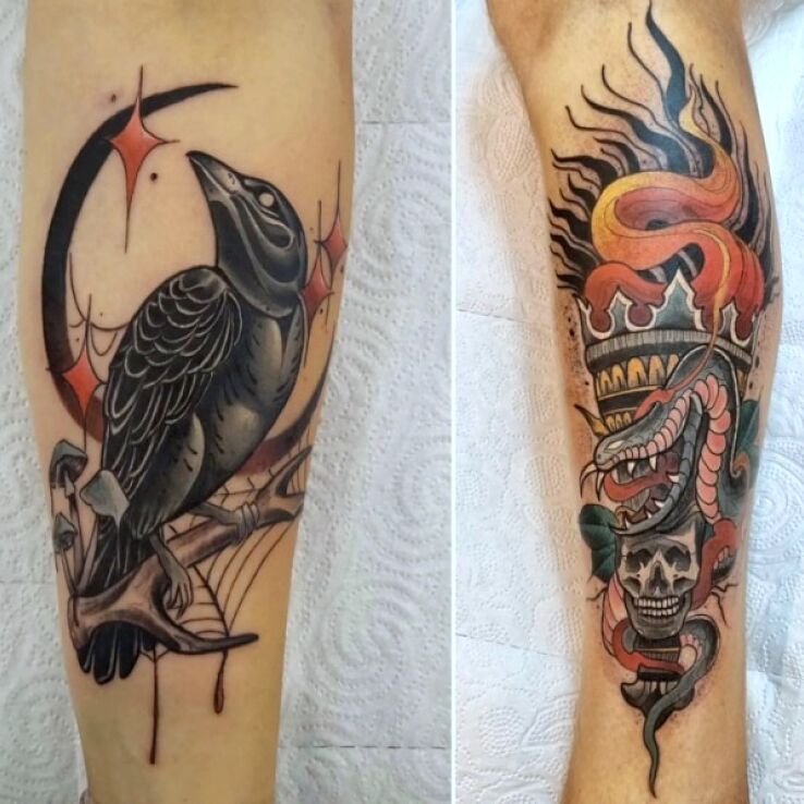 Tatuaż oldschoolowe wlepy kruk i  wąż w motywie kolorowe i stylu oldschool na łydce