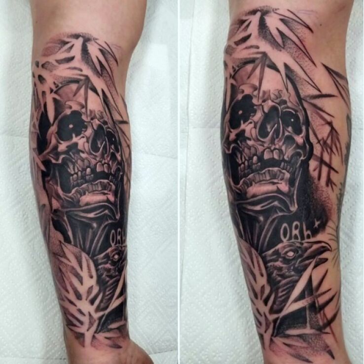Tatuaż czacha i kruk w motywie mroczne i stylu kontury / linework na ręce